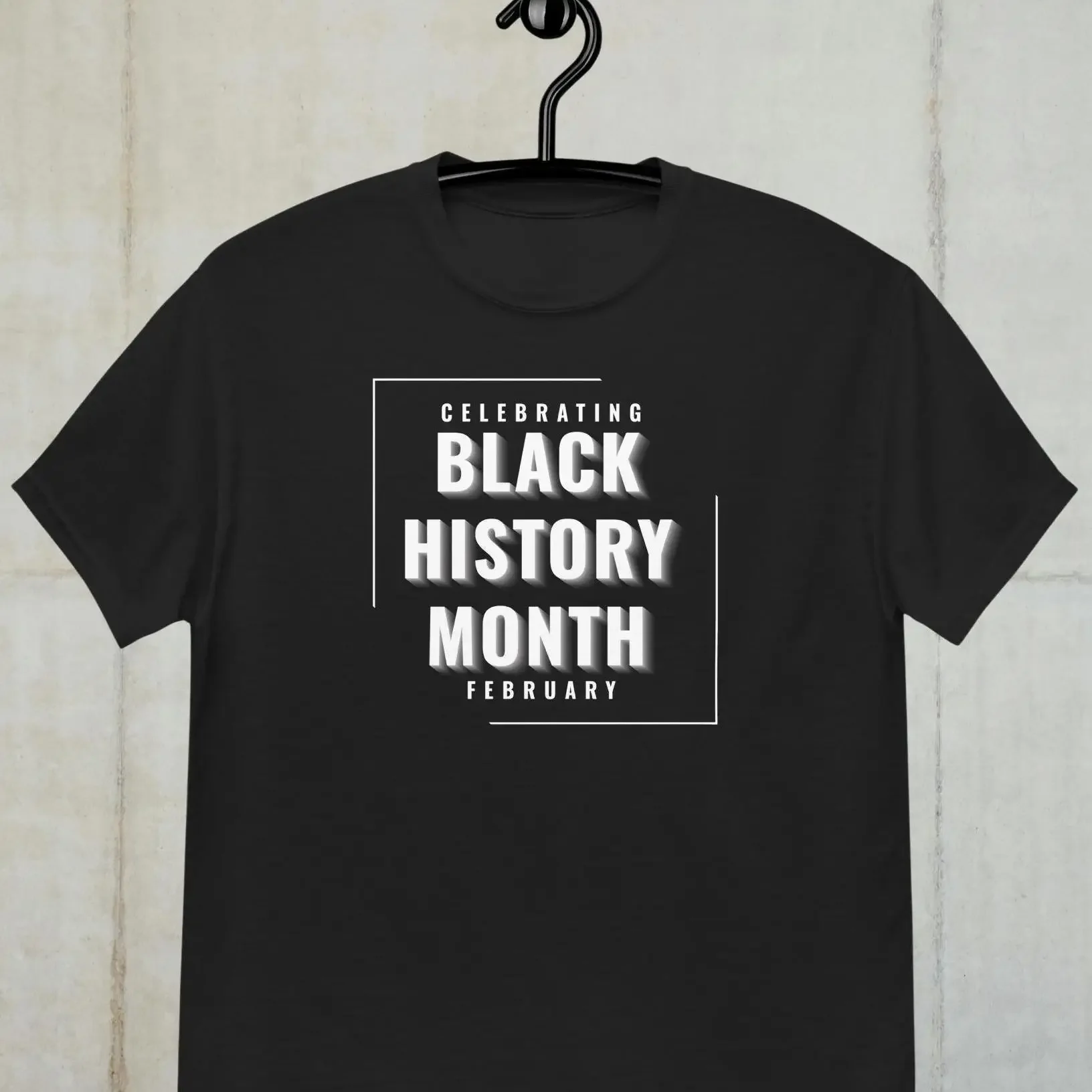 T-shirt avec message puissant sur le thème du Black History Month en texte blanc, célébrant la solidarité, l'unité et la force