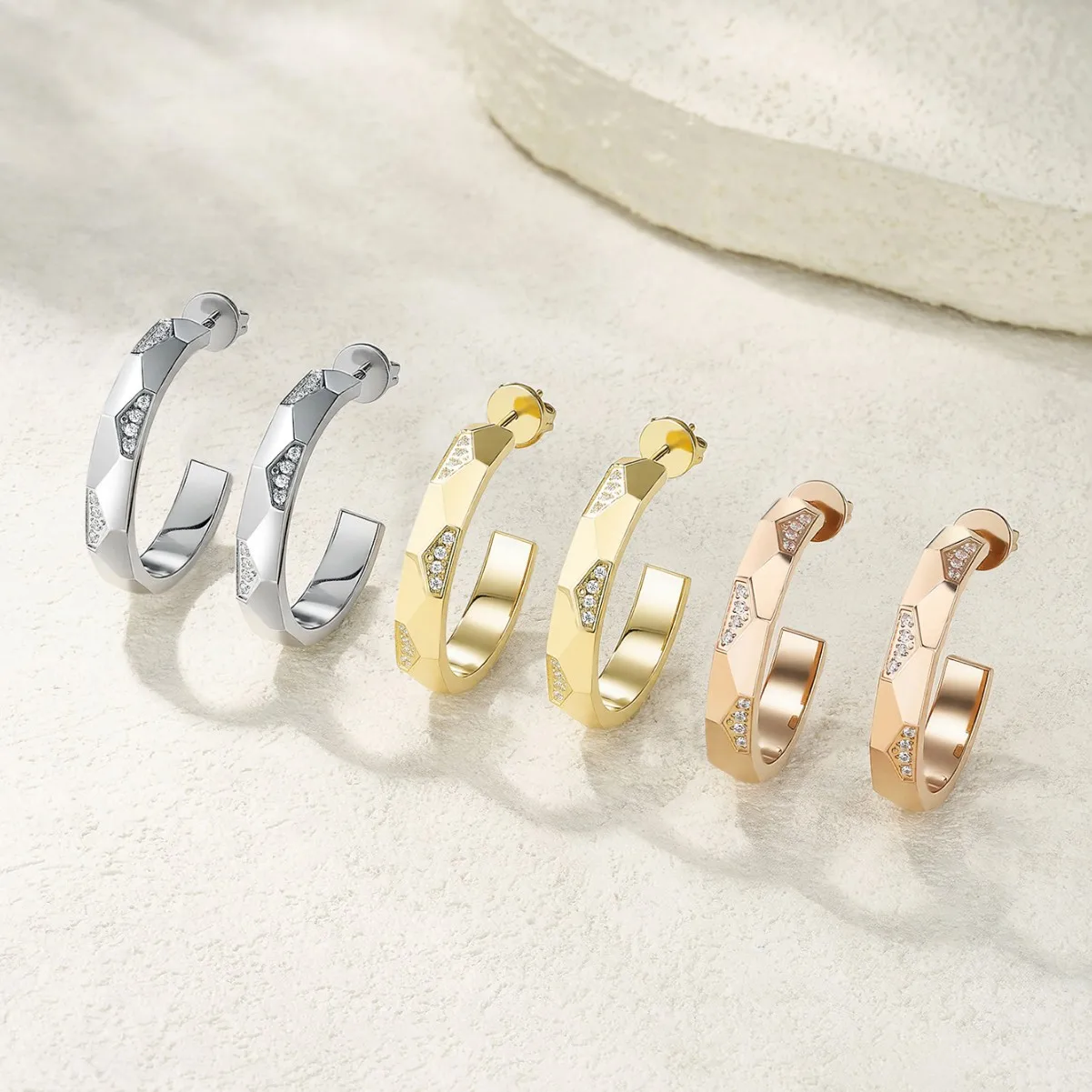 

New fashionable geometric C-shaped floral diamond-encrusted earrings, high-end titanium steel jewelry