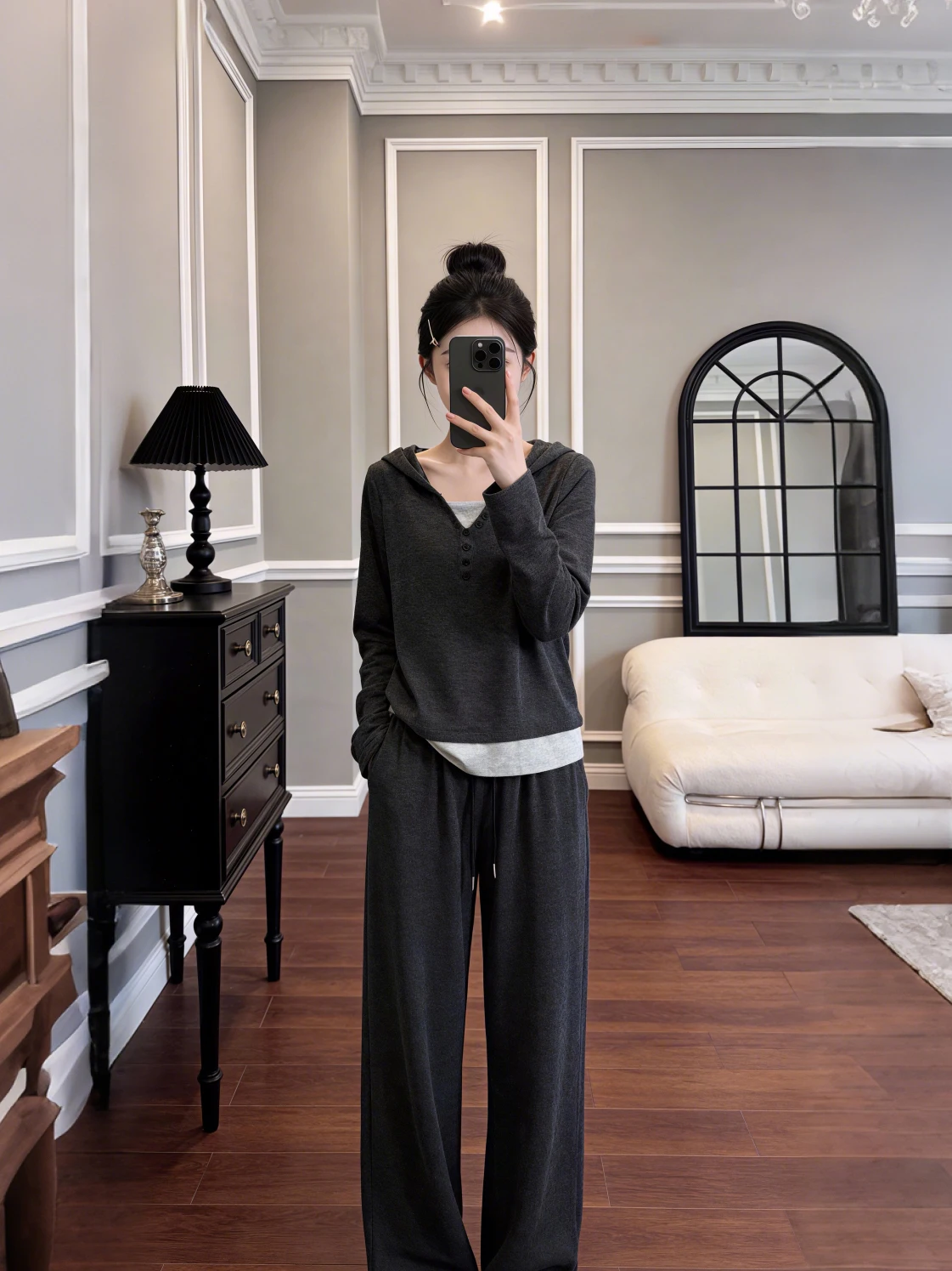 

Весенняя новинка: женский повседневный модный комплект из двух предметов — свитшот с V-образным вырезом и длинные брюки для работы и повседневной носки.