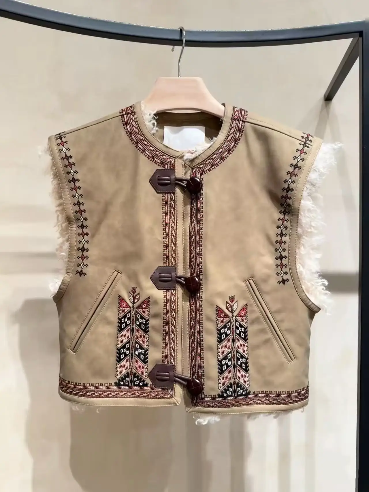 

Французский стиль: Новая осенне-зимняя женская жилетка с круглым вырезом, пуговицами, вышивкой и мехом, универсальная модель