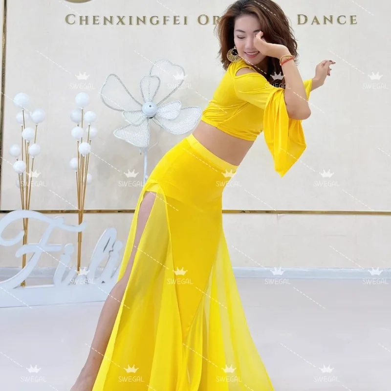 فستان ممارسة الرقص الشرقي المخصص مع أكمام البوق بدون أكتاف وتنورة متأرجحة كبيرة ذات شوكة مزدوجة