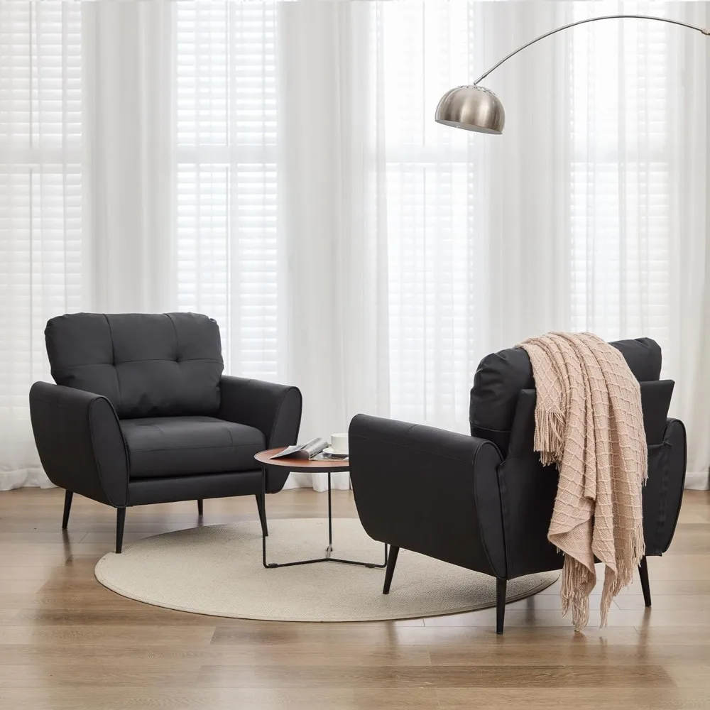 Par de cadeiras modernas e confortáveis de couro, pretas para sala de estar, estilo meados do século com encosto capitoné