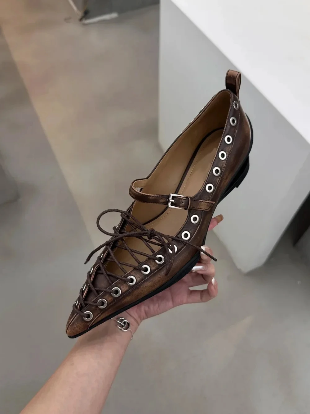 

НОВЫЕ балетки с острым носком и плоской подошвой, новые модные женские туфли в стиле панк, обувь ручной работы с заклепками и ремешком и бантом