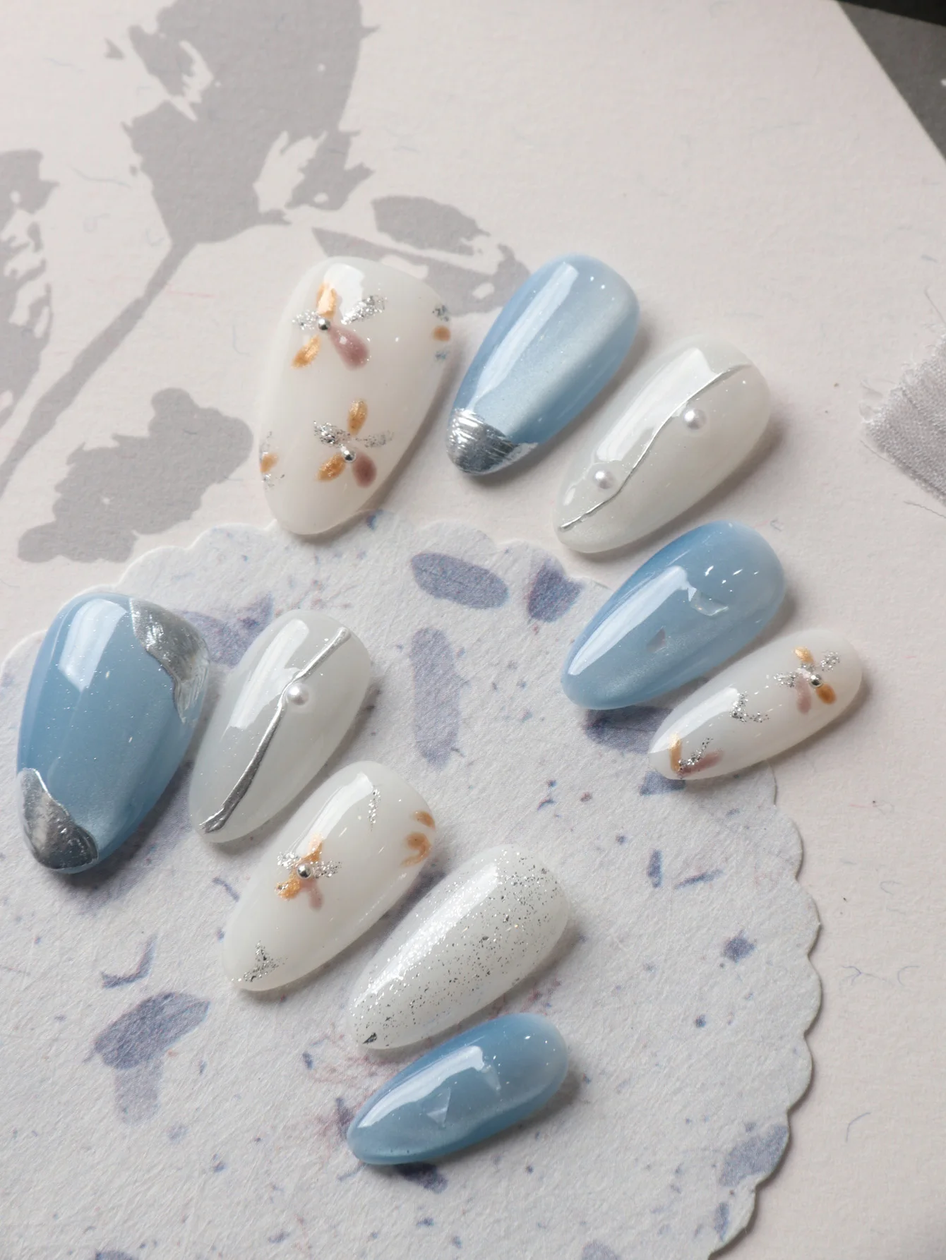 10 Stück Aufklebenägel Künstliche Nägel Kurz Blau-Weiß Katzenauge-Effekt Mandelform Inklusive 1 Blatt Klebestreifen & 1 Stück Mini-Feile