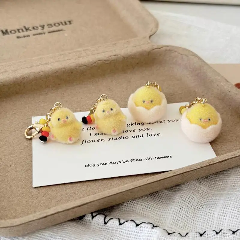 かわいい漫画風フロッキー加工の卵殻チキンキーホルダー、素敵なミニキーリング、バッグペンダント、カップルギフト、車載ホルダー、ジュエリー