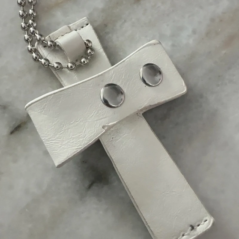 Y2K Kreuz-Acryl-Kartenhalter, tragbarer Halsketten-Stil, Ausweishülle mit Perlenkette, süßer Hip-Hop-Taschenanhänger – Detail 7
