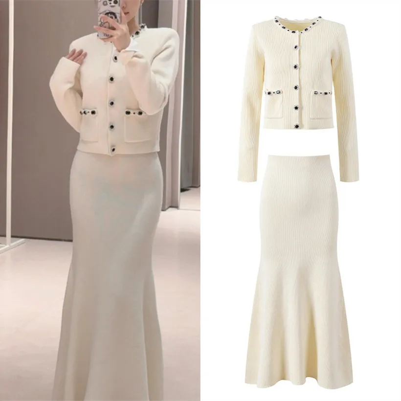 

Высококачественная версия, европейский Sle SE, домашний вязаный кардиган цвета слоновой кости, пальто с юбкой с хвостом Fi, модный женский комплект с бриллиантами...