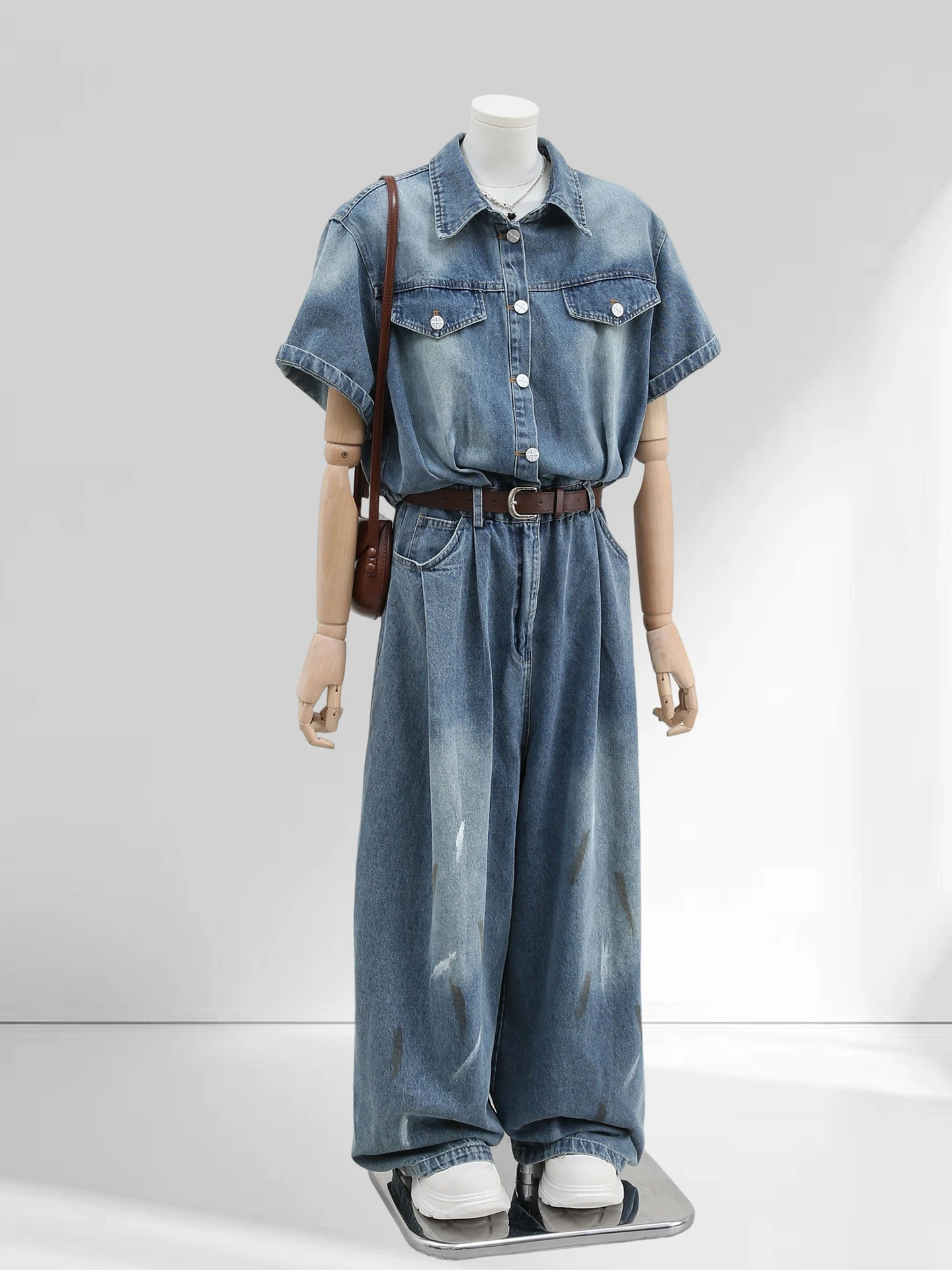 ชุดเดนิมสีน้ำเงินเข้มแบบจั๊มสูทสำหรับผู้หญิง ฤดูร้อน 2025 แฟชั่นทรงเข้ารูป เอวสูง กางเกงขายาวทรงกว้าง สไตล์เกาหลี เหมาะสำหรับใส่ไปทำงาน