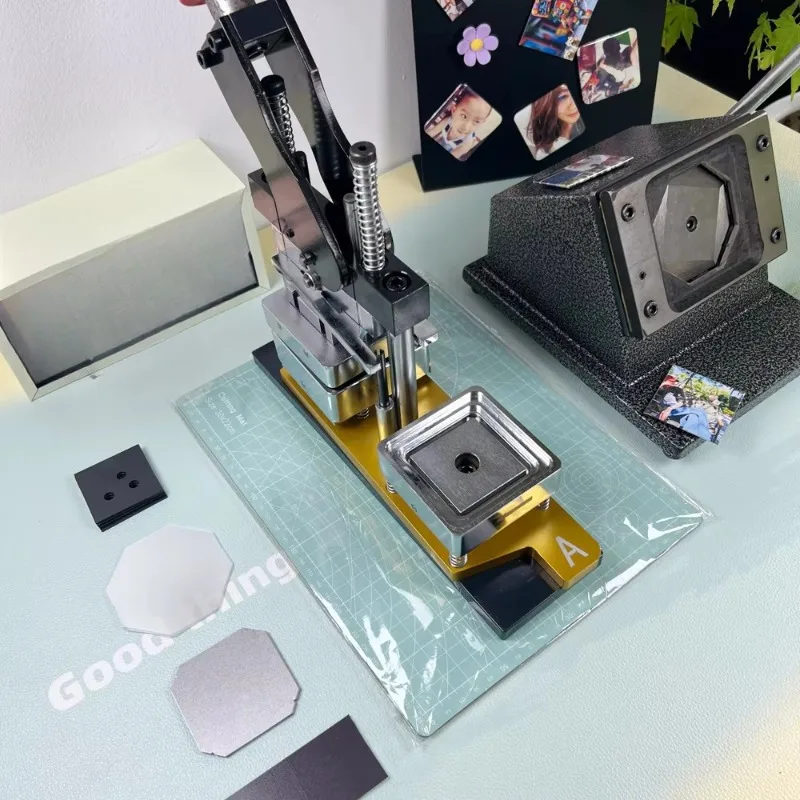 

Машина для производства значков квадратных пуговиц 50*50, оснащенная 100 шт. материалами магнитных пуговиц