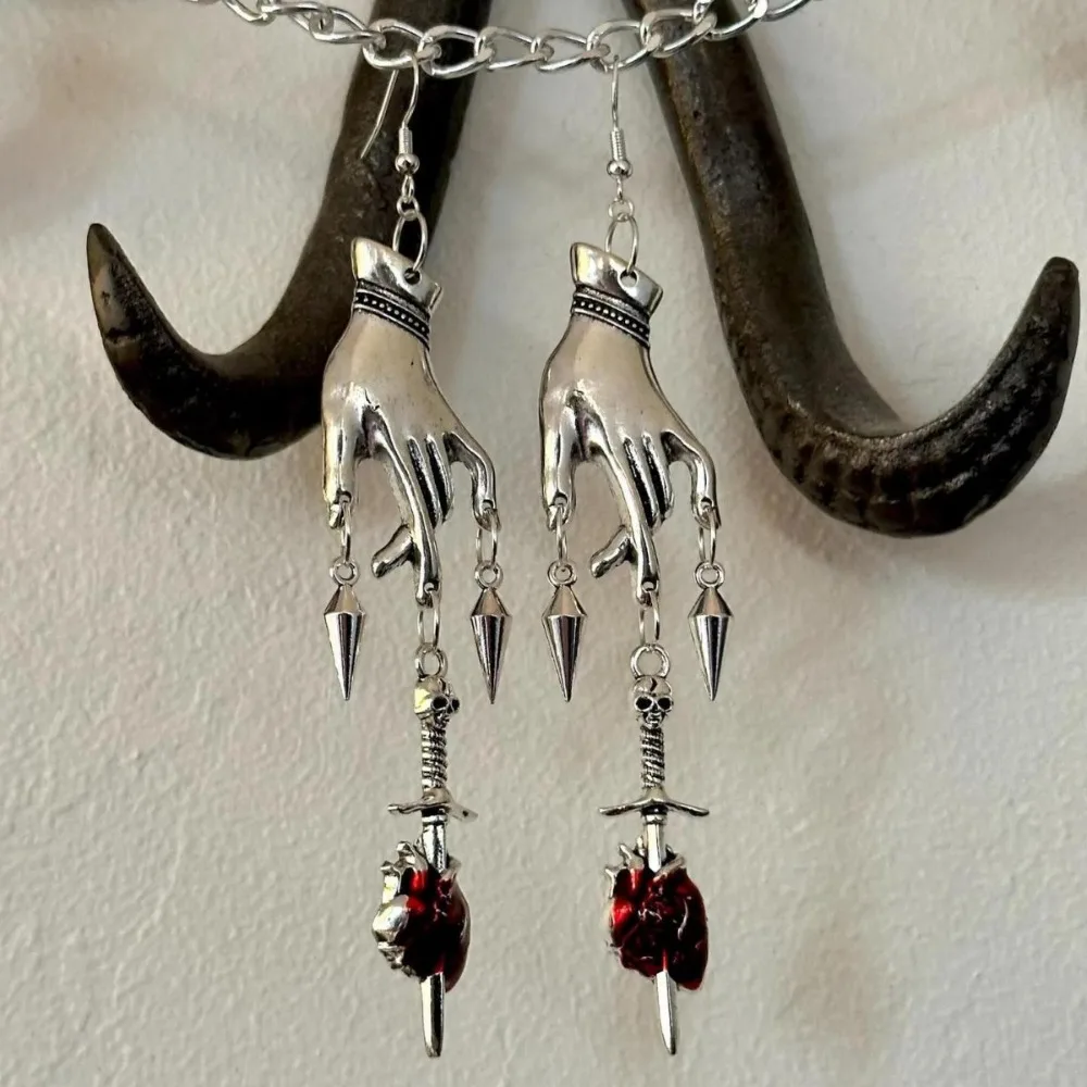 Image of Gotische Silberfarbene Totenkopf-Schwert-Ohrringe mit Nieten und Quasten für Damen, Halloween-Party, Dämonen-Stil, Gruseliger Schmuck, Geschenke