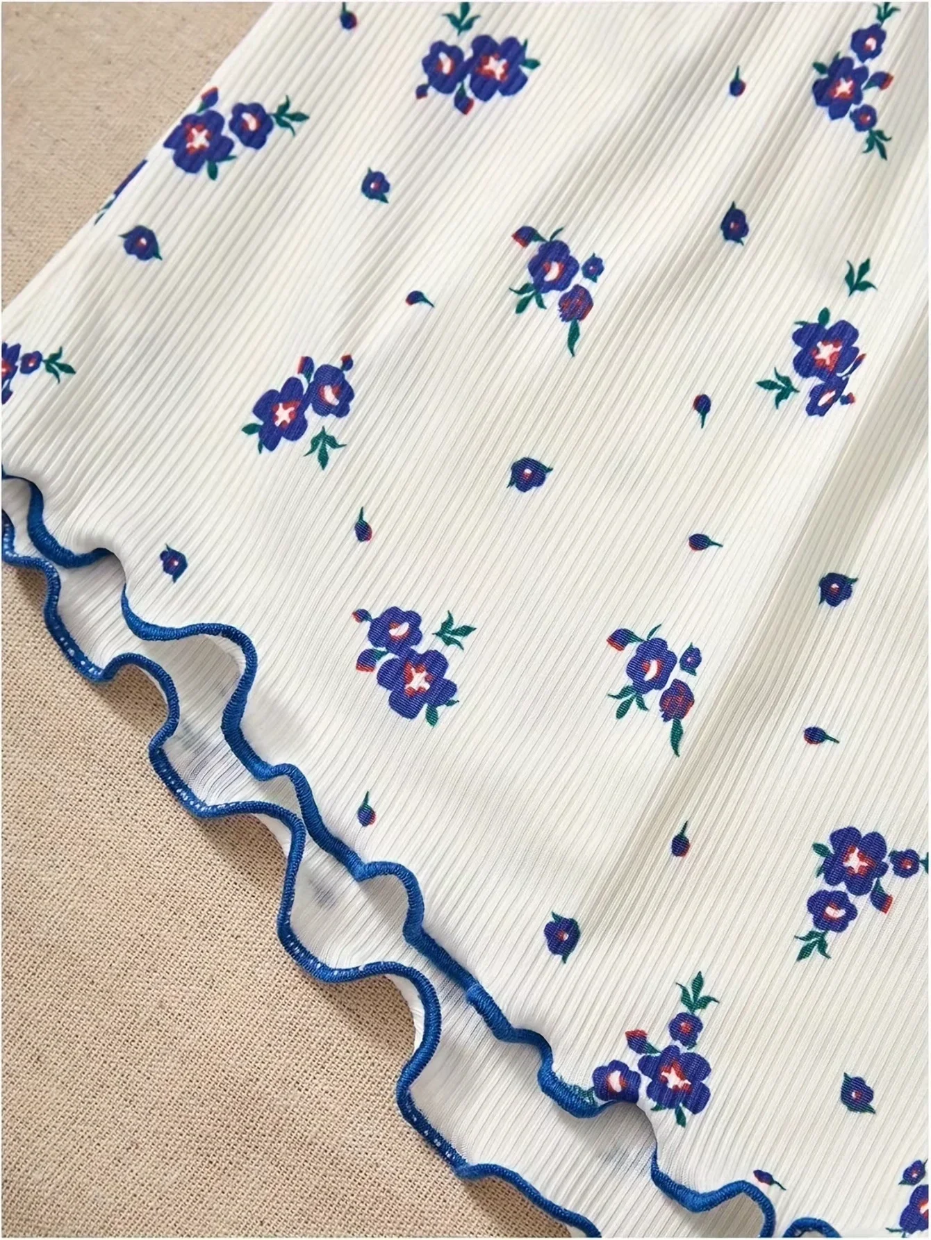 Set Piyama Wanita Baru Atasan Camisole Kerah V Berenda dan Celana Pendek Motif Bunga Pakaian Tidur Baju Tidur Pakaian Santai Pakaian Musim Panas 2PCS Laris