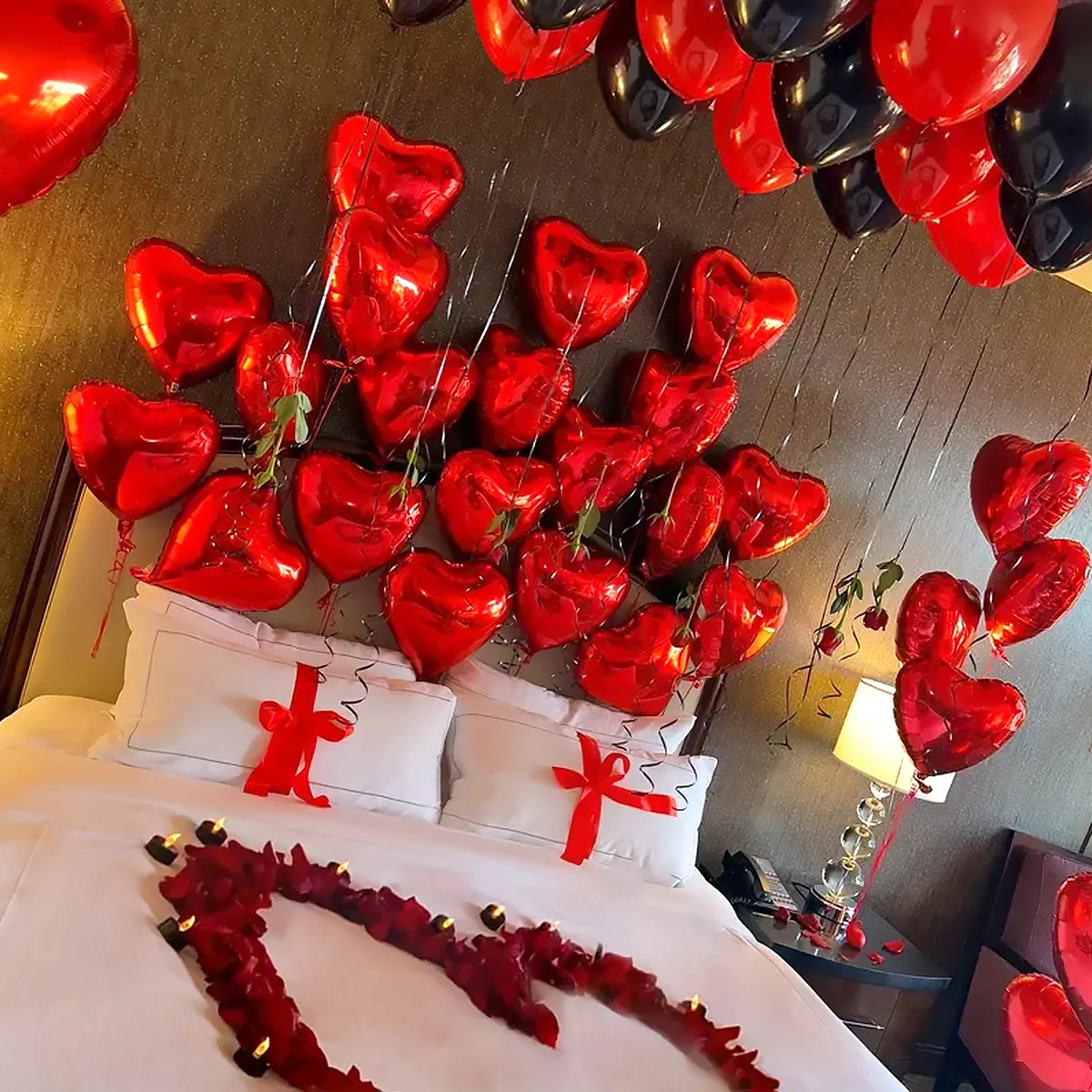 Valentine's Day party decorations, heart-shaped balloons and 1000 rose petals, Valentine's Day, anniversary, proposal, wedding