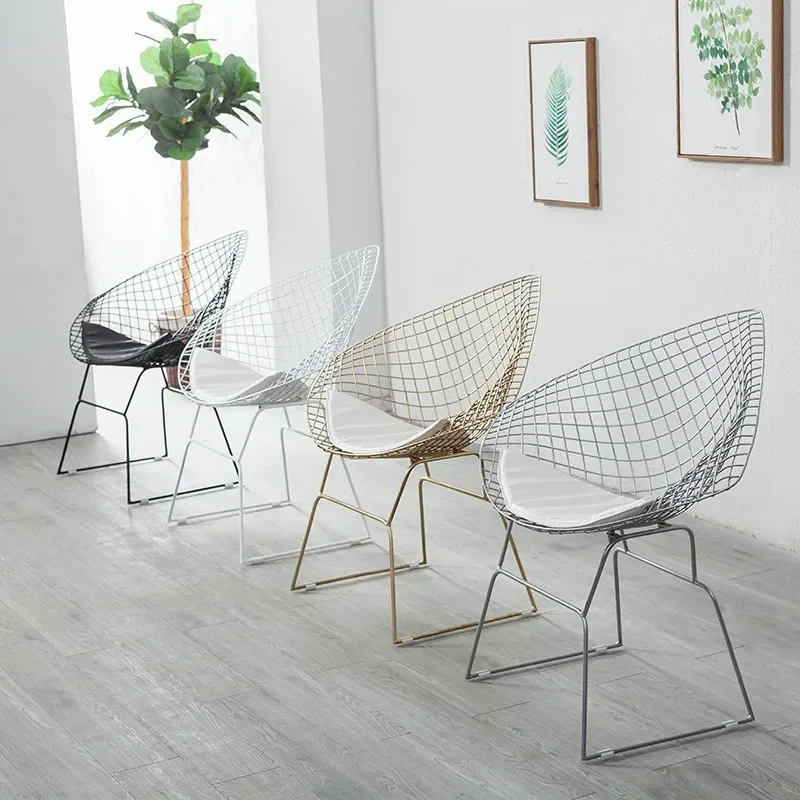 Cadeira nórdica do ferro forjado com espaldar oco, cadeira de jantar, cadeira simples da composição, metal dourado, mobília da sala