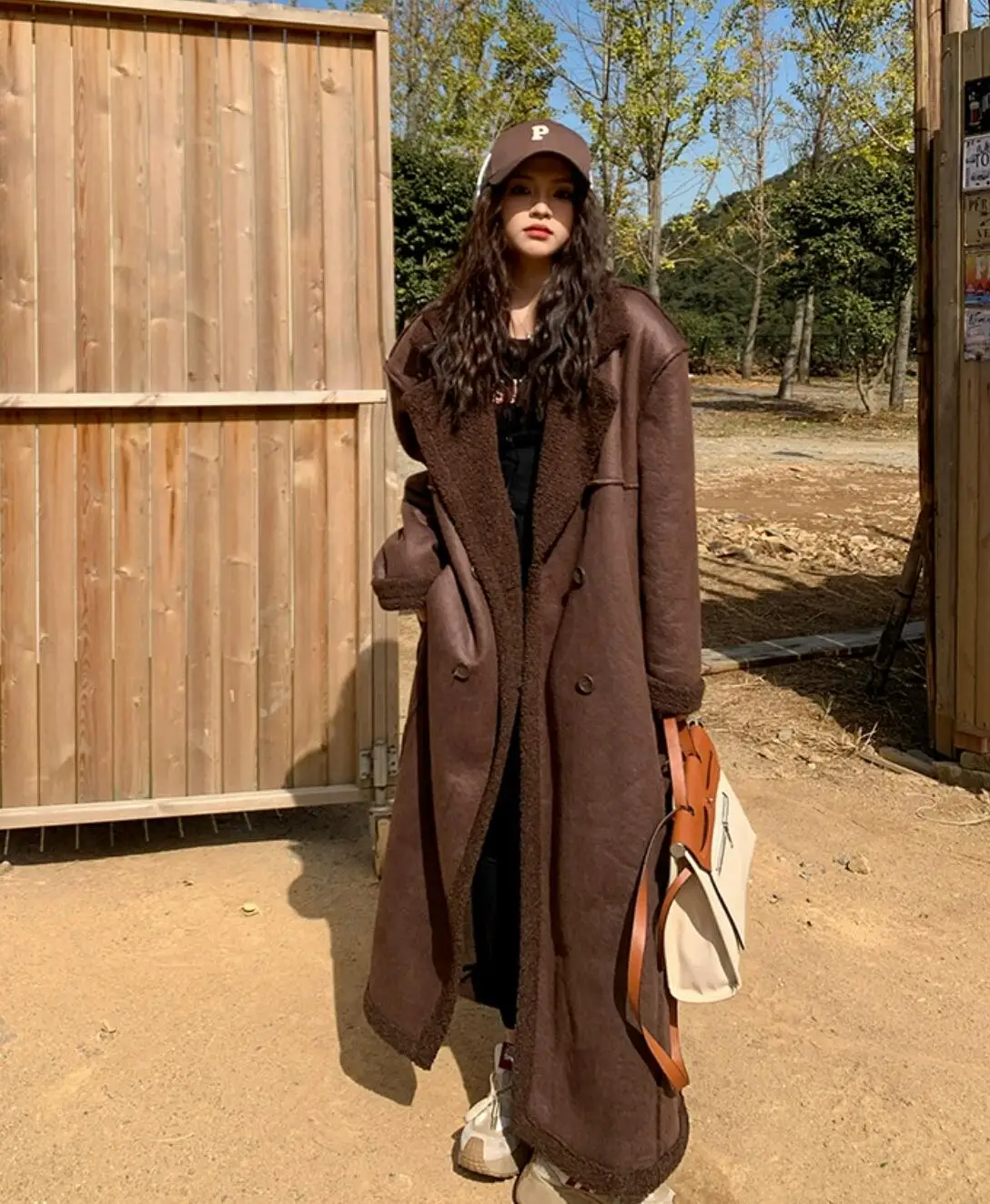 Bottoni con risvolto da donna manica intera Furry Warm Maxi X-Long Jacket capispalla inverno Vintage camoscio agnello cappotto di pelliccia Double-face marrone