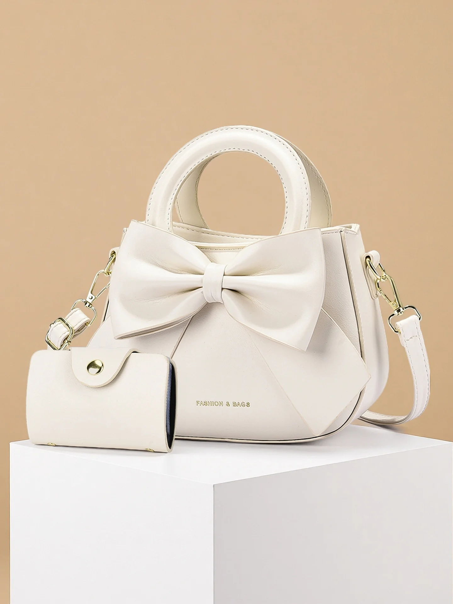 

Женская сумка с элегантным бантом, регулируемым плечевым ремнем, которую можно носить на одном плече различными способами.