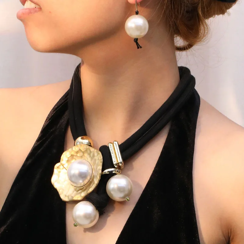 الرجعية المحكمة نمط الذهبي مطروق اللؤلؤ قلادة حبل أبيض حزام المتخصصة تصميم المختنق سلسلة اكسسوارات الحفلات الأزهار الفاخرة #2