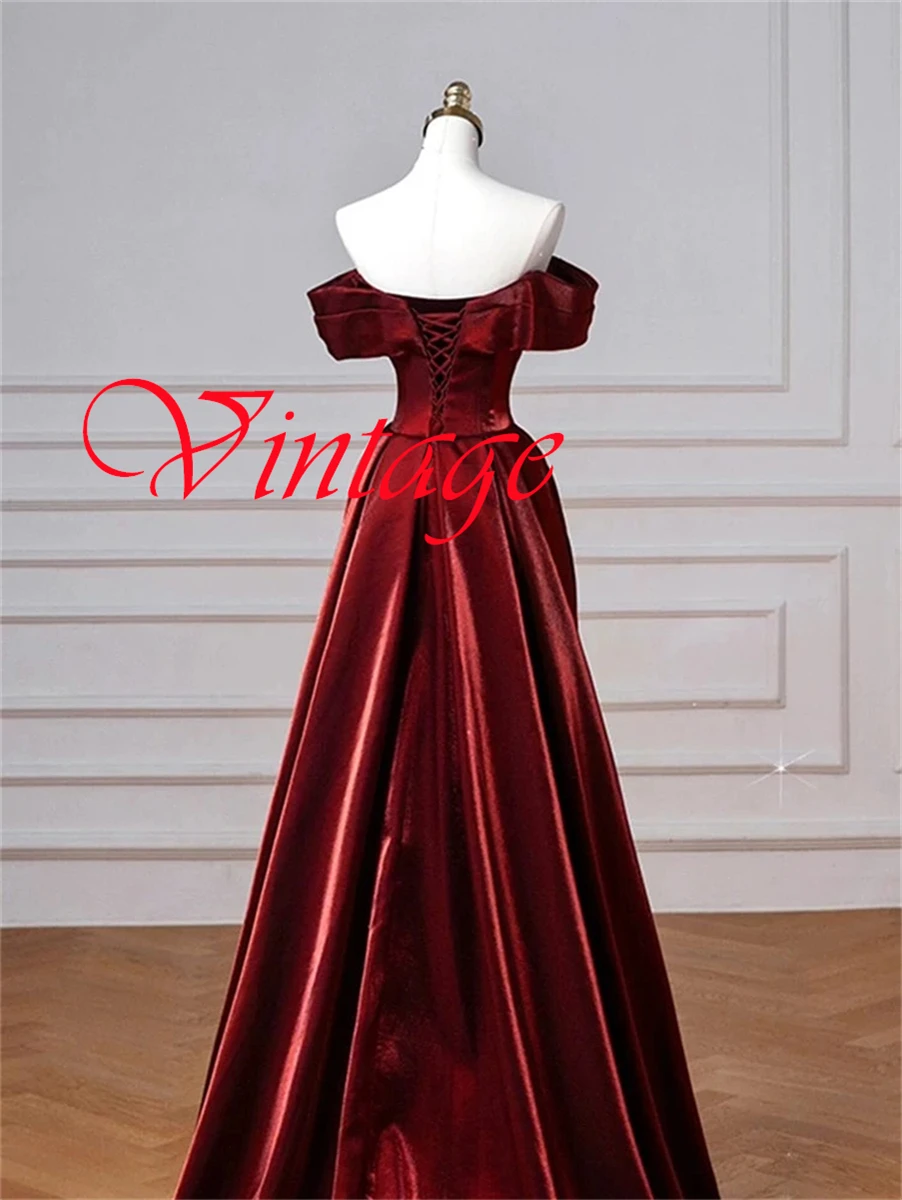 ที่กําหนดเองคลาสสิก Burgundy ซาตินชุดราตรี Modern Strapless ปิดไหล่แขนสั้น Lace Up กลับ Homecoming Dress
