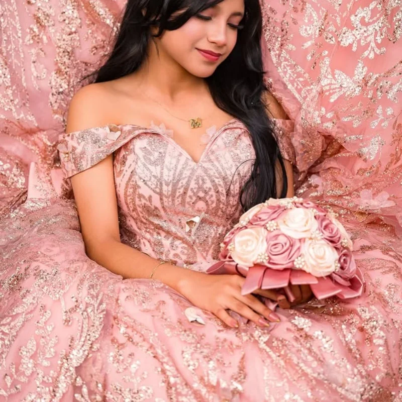 

Блестящее розовое платье Quinceanera, кружевное платье с открытыми плечами, тюлевая 3D цветочная наклейка, платья de 15, Quinceanera ﻿ Индивидуальный
