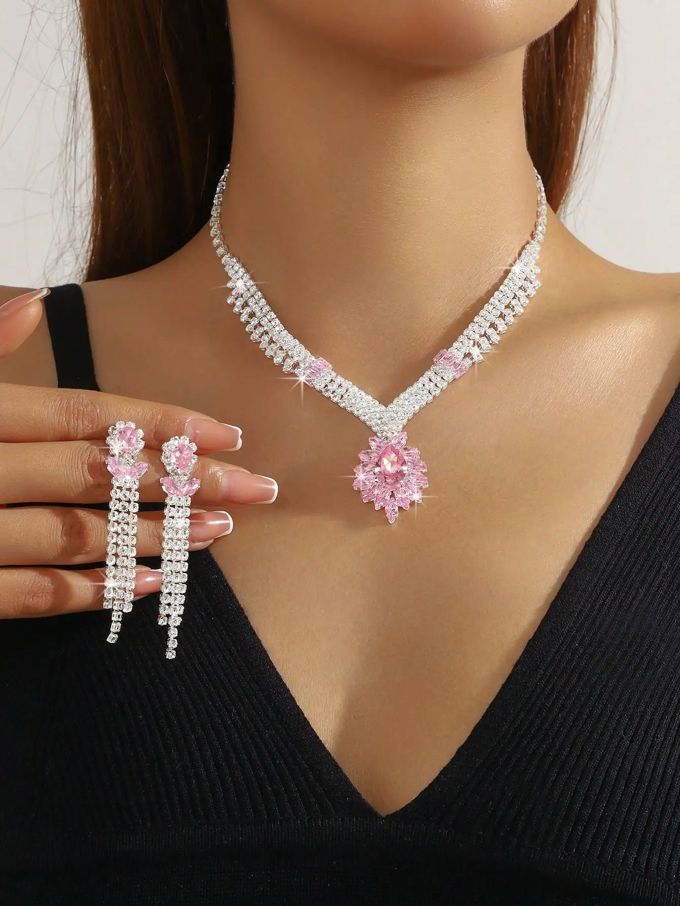 

Набор из 3 предметов: розовое хрустальное ожерелье и серьги с цветочным узором для женщин