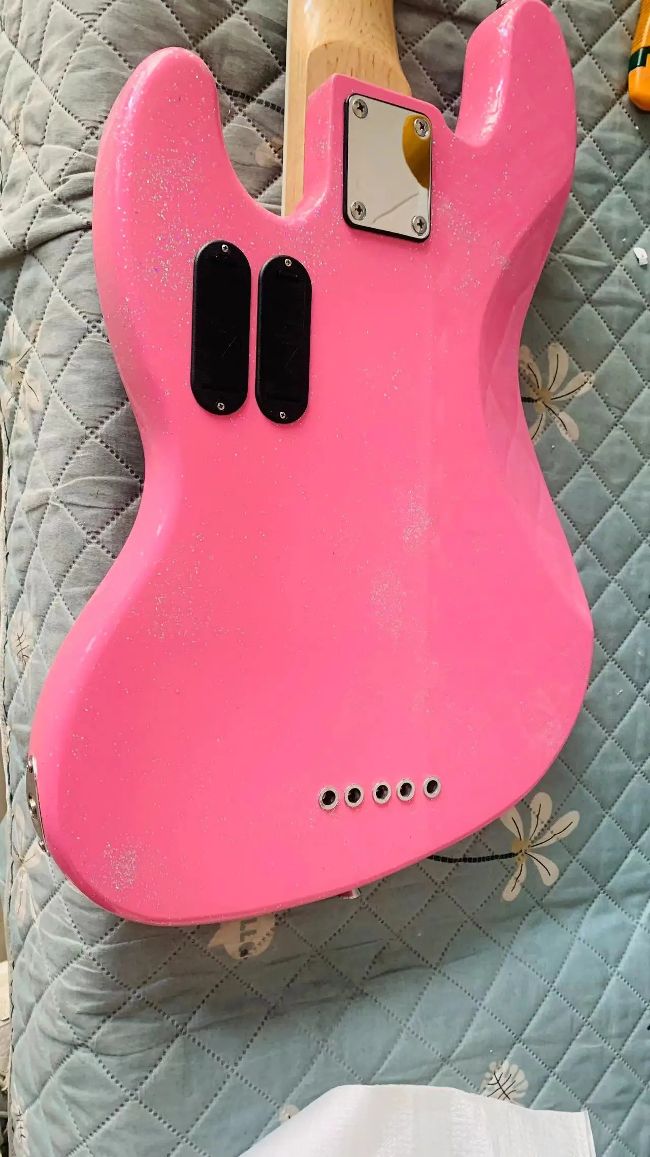 High quality classic 5-string bass electric guitar, custom pink large grain silver pink, active pickup, free shipping