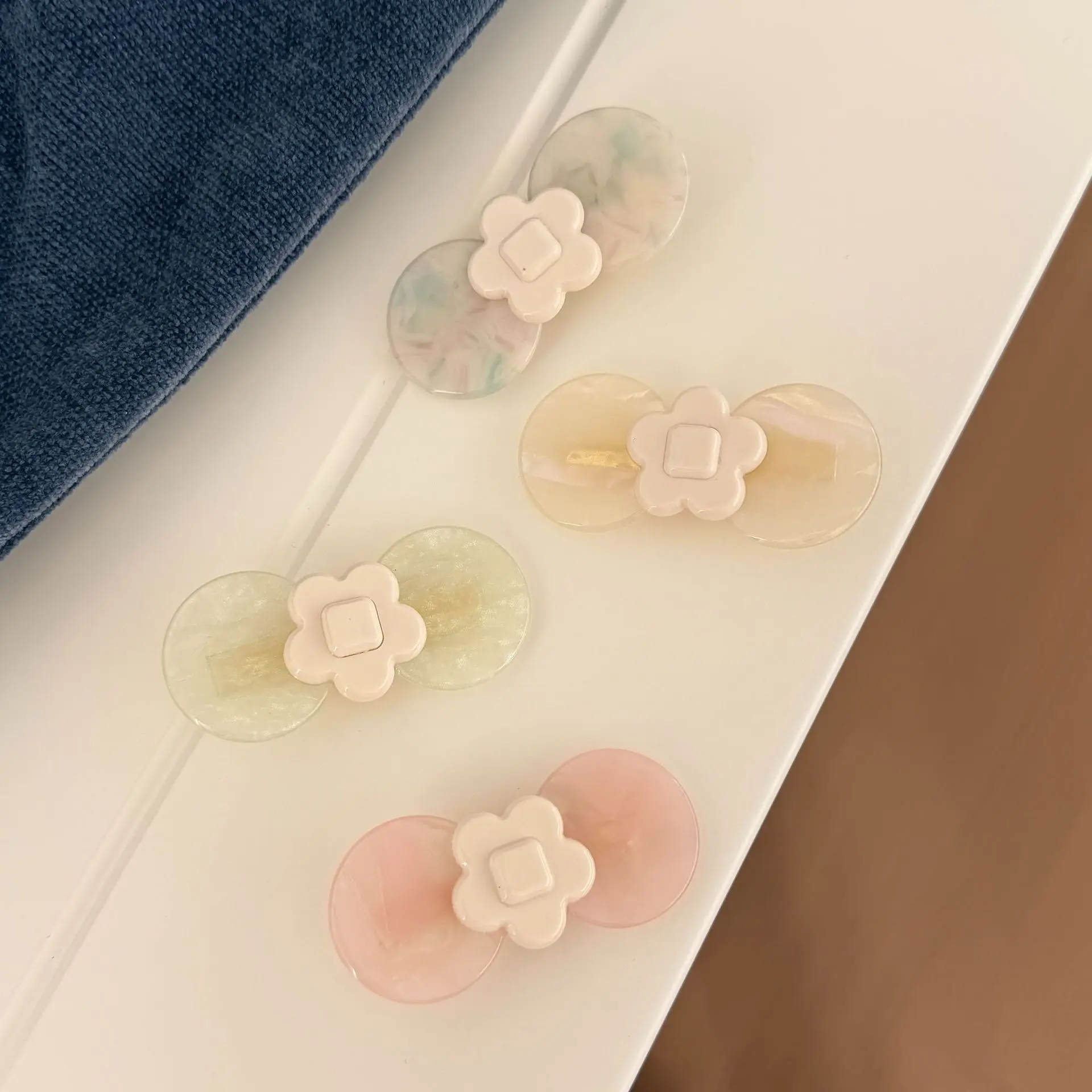 

Premium Resin Flower Side Hair Clip Duckbill Clips Cute Sweet Versatile for Women Daily Office Use High Quality Hairpin