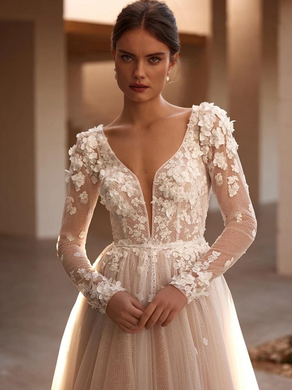 Glitzerndes 3D-Blumen-A-Linien-Spitze-langes Hochzeitskleid, Illusion, langärmeliges Brautkleid, individuelle, bezaubernde Kleider mit V-Ausschnitt für die Braut