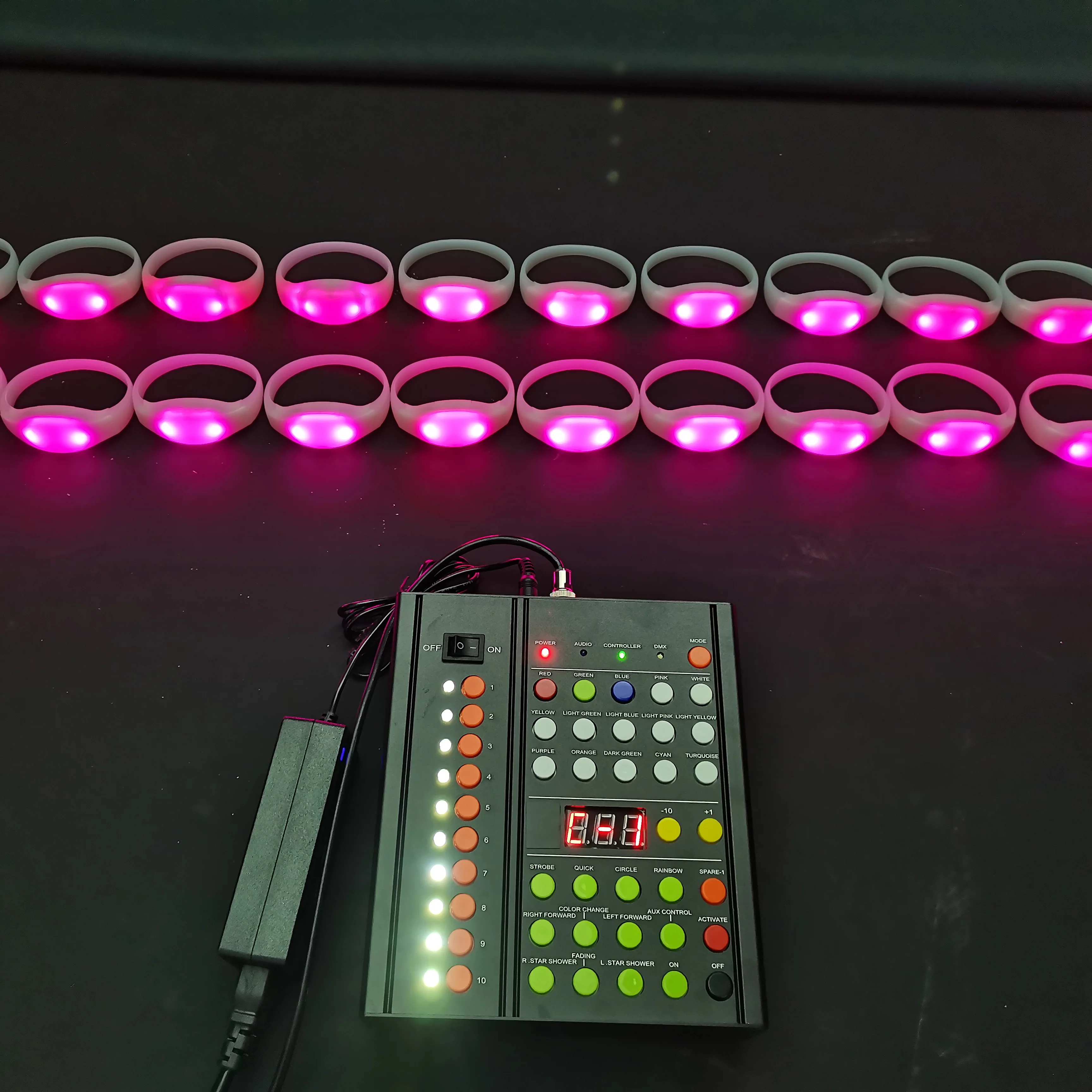 DMX Function LED Bracelets 100/500/1000PCS Luminous Wristband 15 RGB Color With 43Keys 1000 Meters 10 Area Remote Controller