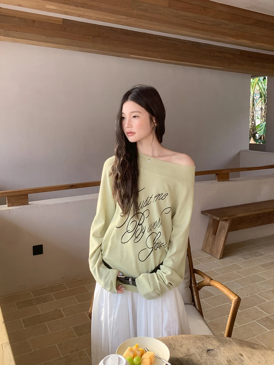 

Трикотажный топ Linyunyun с длинными рукавами, открытыми плечами и буквенным принтом, повседневный, свободного кроя, из мягкой полиэстеровой смеси, весенняя новинка