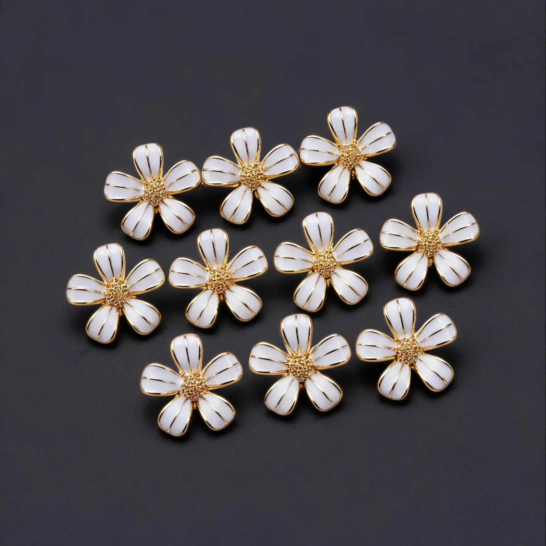 

4pcs/Small Fragrance Style Floral Metal Clothing Decorative Buttons Versatile Women's Fashion Accessories Dress Fasteners