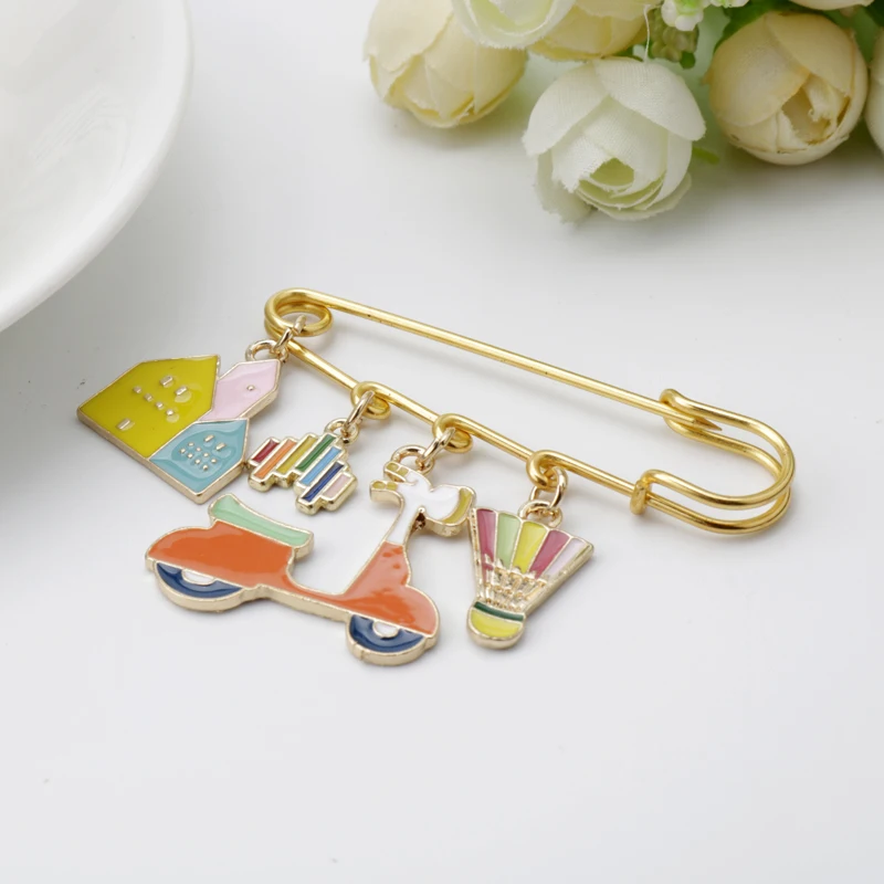 Broche de oso de dibujos animados, bonitos dijes esmaltados de Metal con leche de fresa, insignia, alfileres de solapa, broches, joyería para mujeres y hombres, accesorios