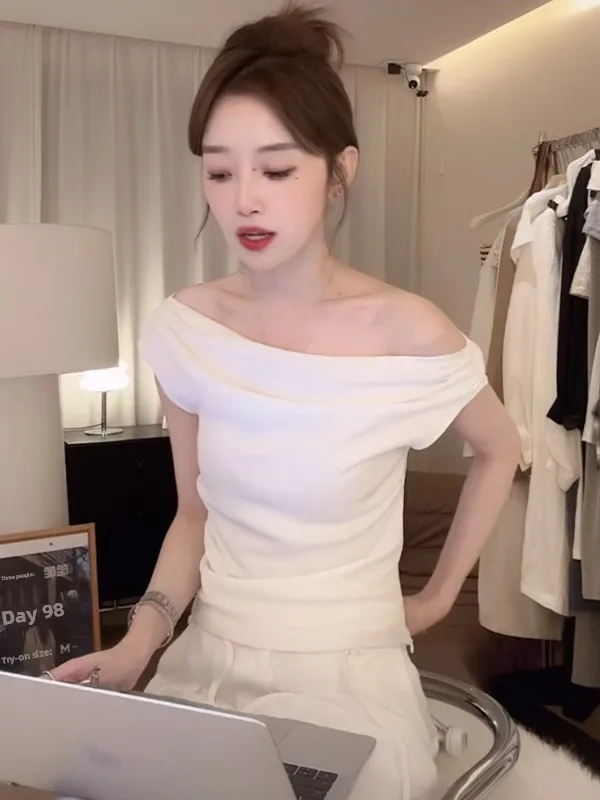 تي شيرت Ele White بقصة ضيقة على الكتف تي شيرت نسائي صيفي بتصميم راقي فريد من نوعه مكبل بشكل جذاب ort Sve