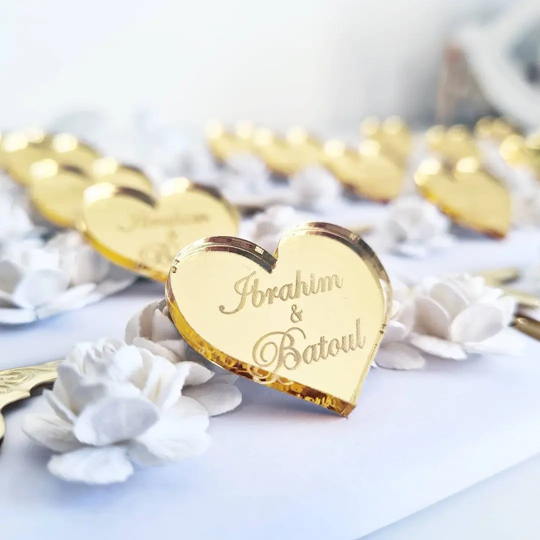 50 * Spersonalizowany niestandardowy ślubny wisiorek do wina Złoto / srebrne lustro / przezroczyste / drewniane serce Etykieta Tag Party Favors Prezent Dekoracje ślubne