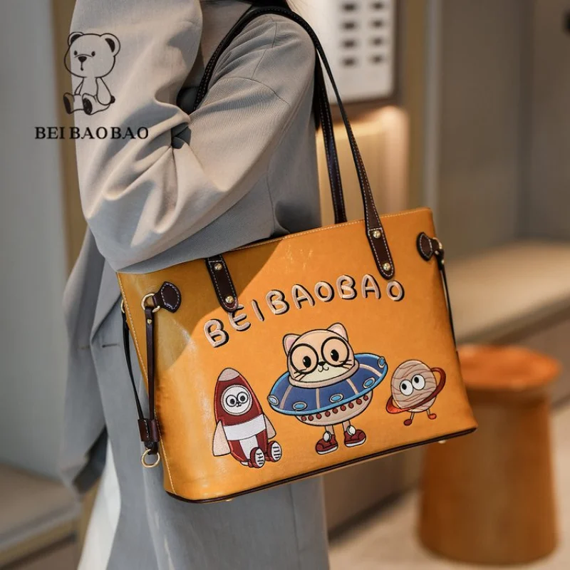 

Classic Elegant Messenger Bag For Women In Premium Leather With Crossbody Function And Designer Touch