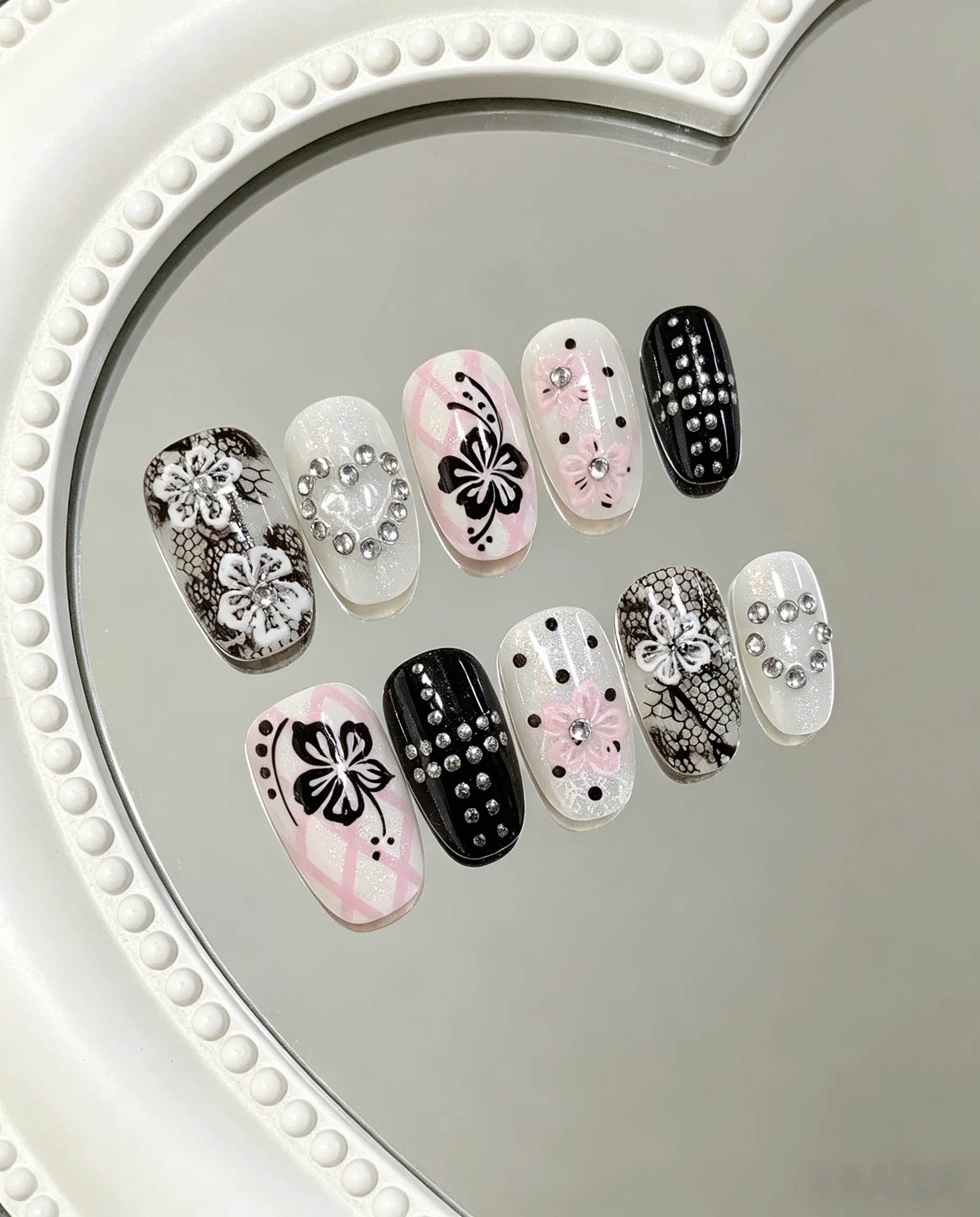 10-teiliges Set schwarzer Spitzenblumen-Glitzer-Kurznägel, oval, sanft, süß, cool, tragbar, geeignet für den täglichen Weg zur Arbeit, Freundinnen-Dates und für eine reife Atmosphäre bei Fotoshootings. – Detail 1