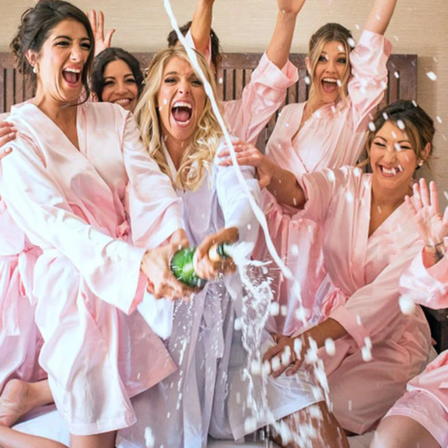 Abito da sposa per feste di matrimonio con lettere nere Kimono pigiama in raso Bride Squad Get Ready abiti da festa nuziale regali vestaglia