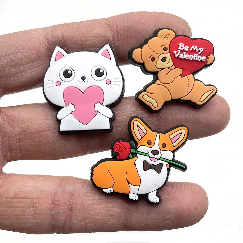 女性のためのPVCシューズチャーム,バレンタインデーの靴アクセサリー,DIYサンダル,女の子のためのクロッグ,ギフト,パーティーの記念品,愛,蜂蜜のピン,1個