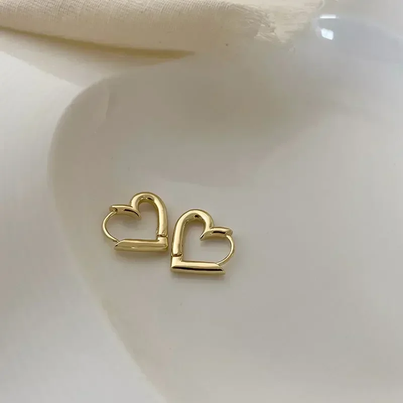 Retro and Minimalist Heart-shaped Earrings for Women with Korean Temperament Internet Celebrity Earrings New Trendy Earrings