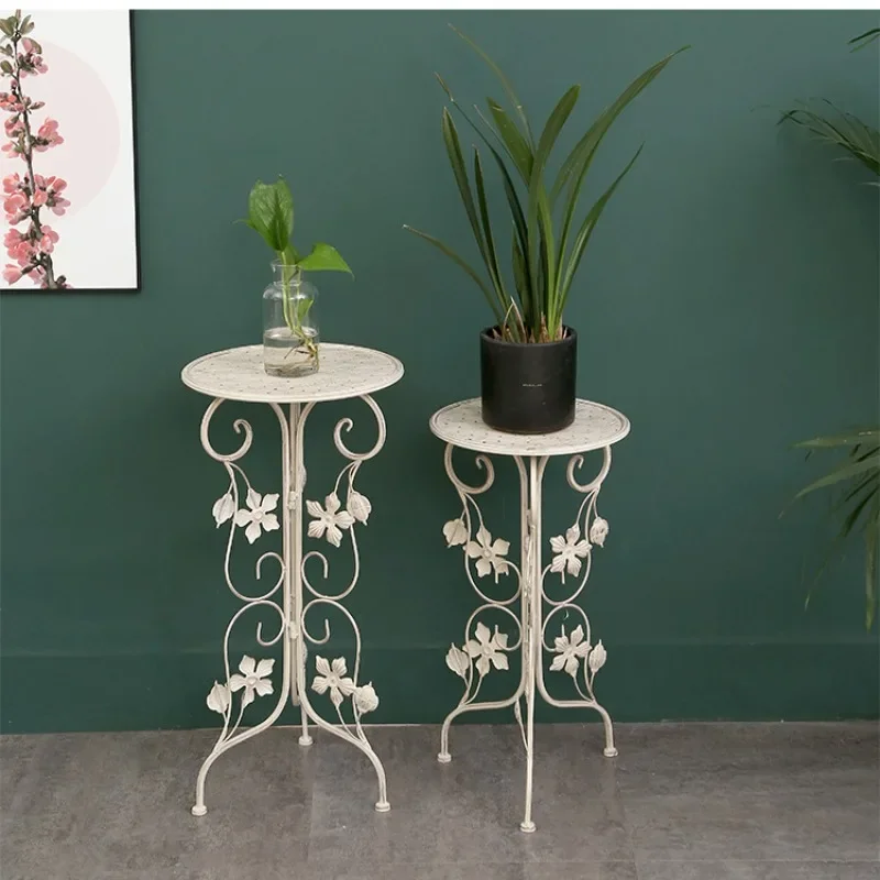 European-style floor-to-ceiling flower stand, simple white wrought iron rack, decorative rack next to the hotel sofa, creative e