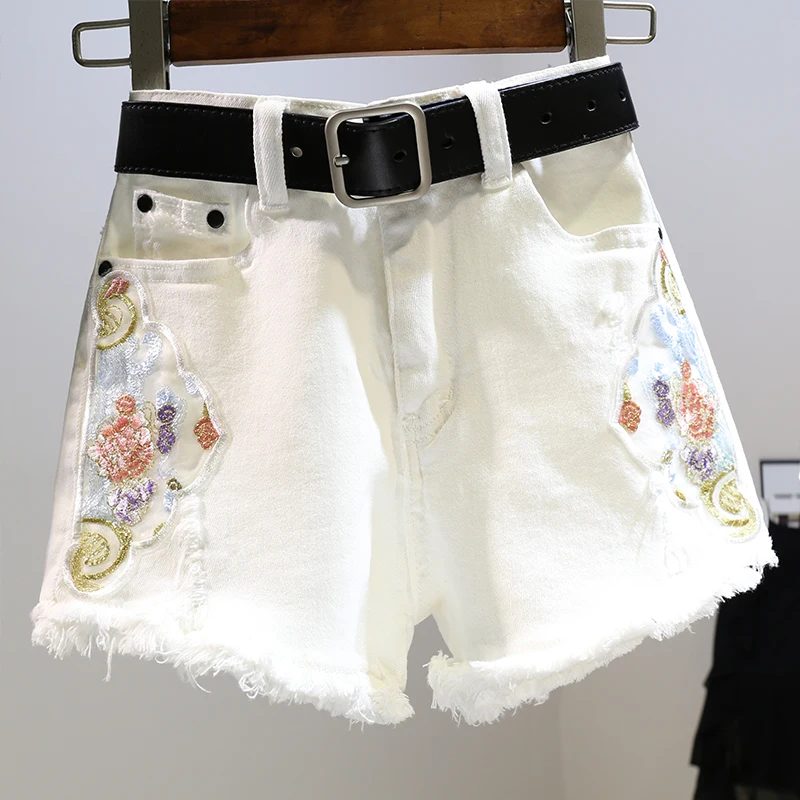 Pantalones cortos vaqueros con bordado Floral para mujer, última atuendo de verano, pantalones vaqueros cortos blancos holgados de cintura alta ajustados europeos