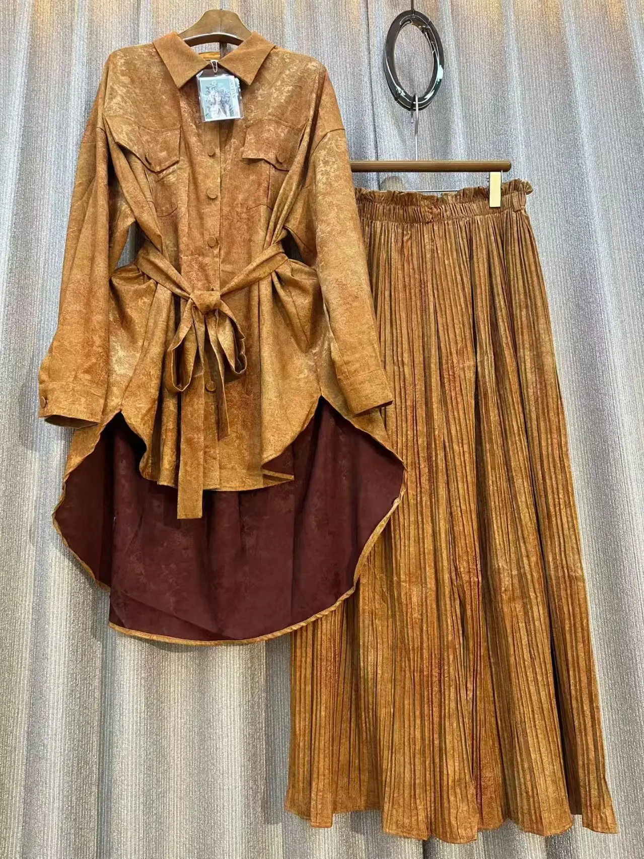 

Ретро-комплект из двух предметов: желтая рубашка с принтом, отложным воротником и шнуровкой на талии, и брюки с широкими штанинами на резинке для весеннего женского гардероба.