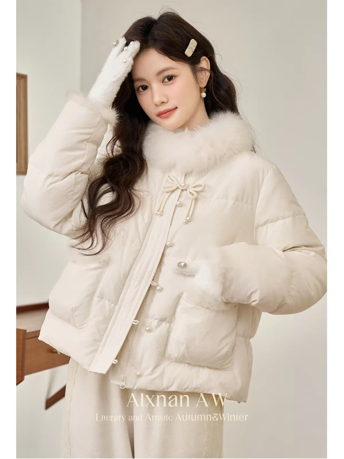 ALXNAN Beige Short Down Jacket for Women 2025 Winter New Warm Coats Fur Collar Pearl Buttons Design Elegant Female Jacket L51302