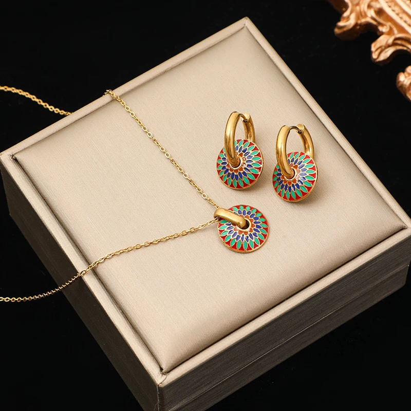 Women's Retro Round Flower Pattern Necklace Earrings Set