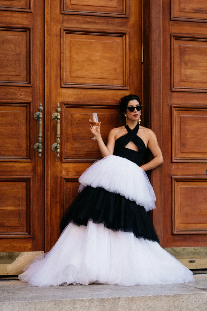 Sexy preto branco vestido de baile babados exuberante vestidos de noite longos halter sem costas fora do ombro uma linha vestido de festa tule em camadas