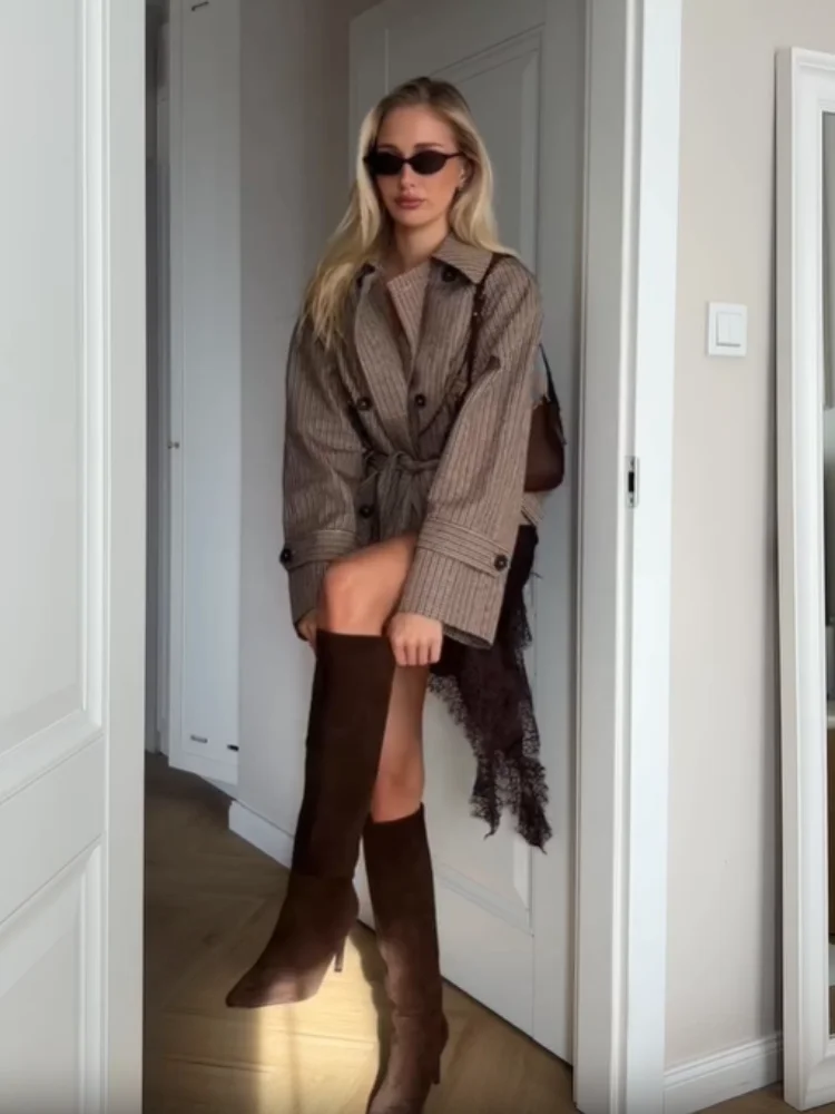 Klassischer karierter kurzer Trenchcoat für Damen, schickes Revers, zweireihig, mit Taillengürtel, langen Ärmeln, Herbst-Windbreaker-Oberbekleidung – Detail 13