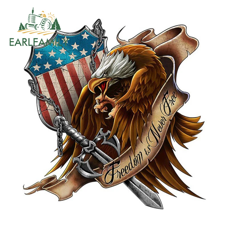 

EARLFAMILY, 13 см x 12,6 см, наклейка на машину Freedom Is Never Free, лысая орла, американский флаг, щит с мечом, виниловый Стайлинг автомобиля