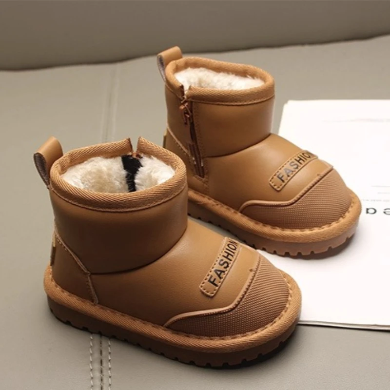 Botas 2025 Inverno Nuovi Bambini Stivali da neve Semplice Versatile Stivaletti da ragazza Comfort Antiscivolo Stivale in pelle da ragazzo Zapatos De Mujer