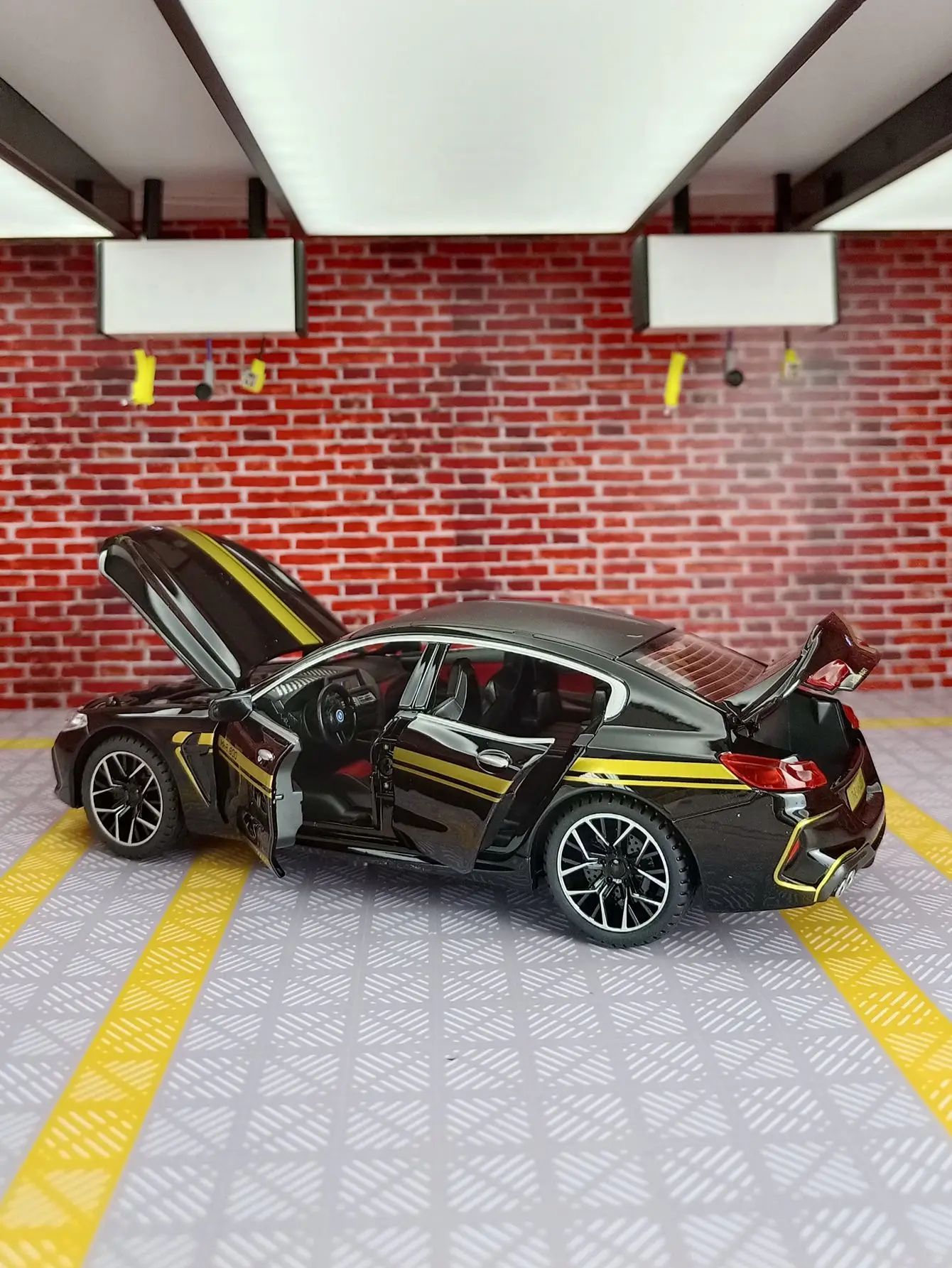 1:24 M8 legering automodel deuren en motorkap kofferbak kan akoestisch-optische pull-back speelgoedauto-cadeaus voor kinderen openen.