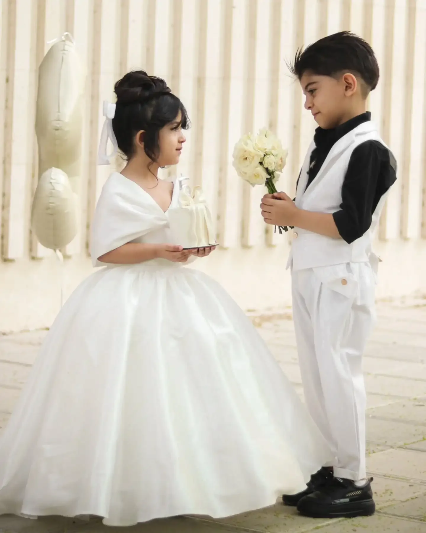 Abito da ragazza di fiori per semplici abiti da festa di compleanno in raso per feste di matrimonio per ragazze adolescenti con spalle scoperte e lunghezza del pavimento