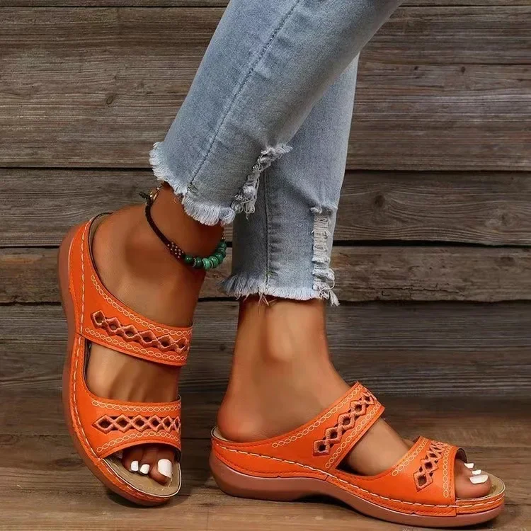 I sandali da donna in stile europeo e americano della nuova moda estiva sono pantofole da donna con tacco piatto traspiranti e facili da indossare