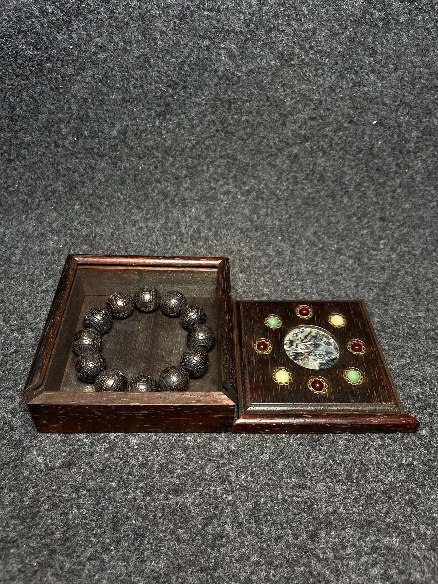 Exquisite Family Handicraft Rosewood Box with  Bracelets Beautiful Appearance and Collectible Value